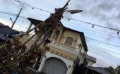 Decoraciones navideñas quedaron destruidas por el paso del tifón Phanfone por Filipinas.