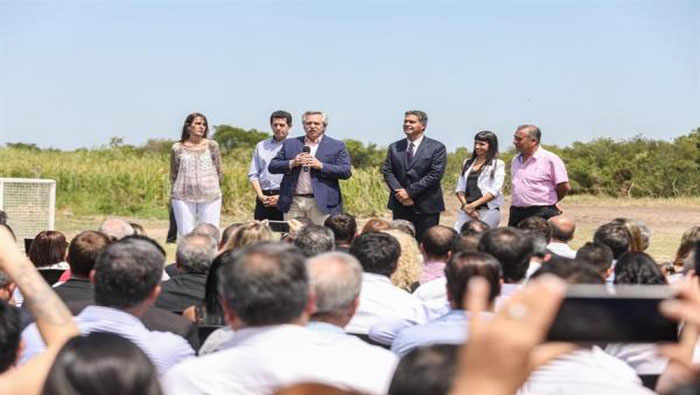 El presidente Fernández estuvo acompañado por el gobernador del Chaco, Jorge Capitanich, durante la entrega de 25 viviendas en el distrito de La Leonesa.
