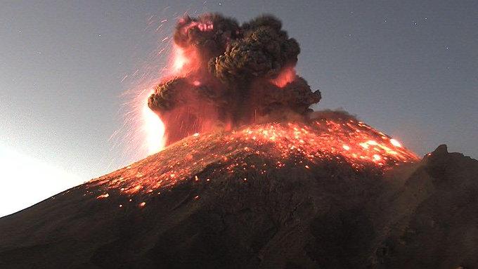 Las autoridades piden a las personas mantener una distancia de 12 kilómetros del volcán Popcatépelt.
