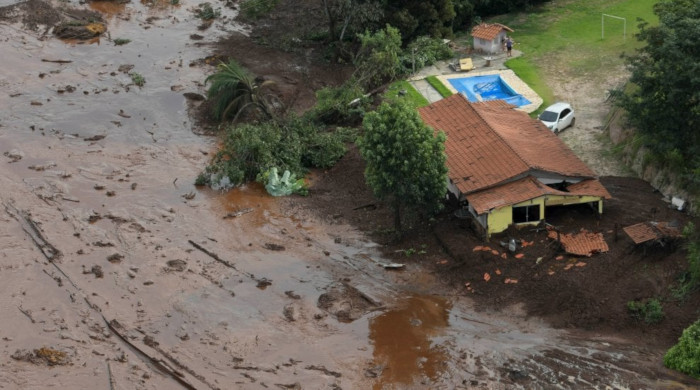 El rompimiento de un dique de la presa significó el mayor desastre ambiental en Brasil.