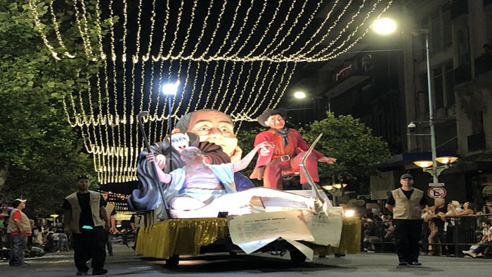 En el Desfile del Carnaval de Uruguay no falta la crítica social cubierta de humor, con carros alegóricos a personajes típicos o del momento.