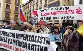 Juan Guaidó es calificado por los manifestantes en España de "títere" y "payaso del imperio".