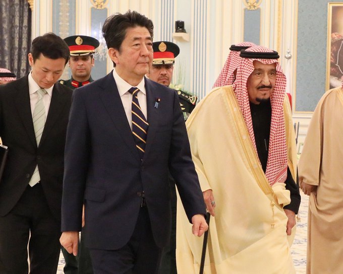 A mediados del pasado mes de enero, el primer ministro japonés, Abe, se reunió con el rey de Arabia Saudita, Salmán bin Abdulaziz, afianzando sus relaciones diplomáticas.