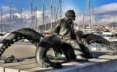 En su libro "20.000 leguas de viaje submarino" Verne dedicó un capítulo a “La Bahía de Vigo” (España) donde posteriormente se alzó un monumento en honor al escritor francés. 