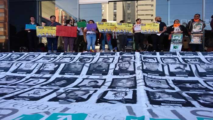 Los familiares de las víctimas aseguran que, durante la gestión de Álvaro Uribe Vélez, fueron cometidos más de 2.000 ejecuciones extrajudiciales.