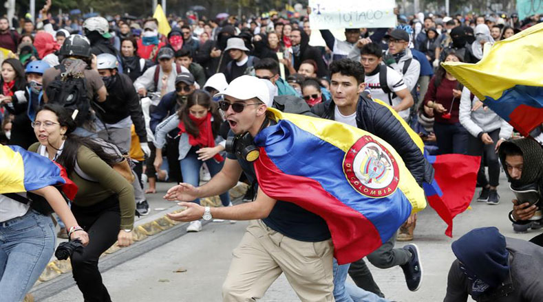 Organizaciones sociales y estudiantiles llevan a cabo movilizaciones y paros en toda Colombia desde el 21 de noviembre.