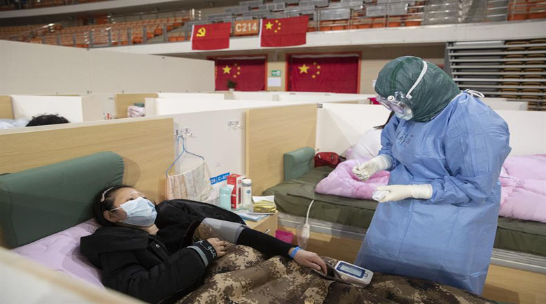 Personal médico atiende pacientes con coronavirus en el hospital improvisado en la ciudad de Wuhan, China.