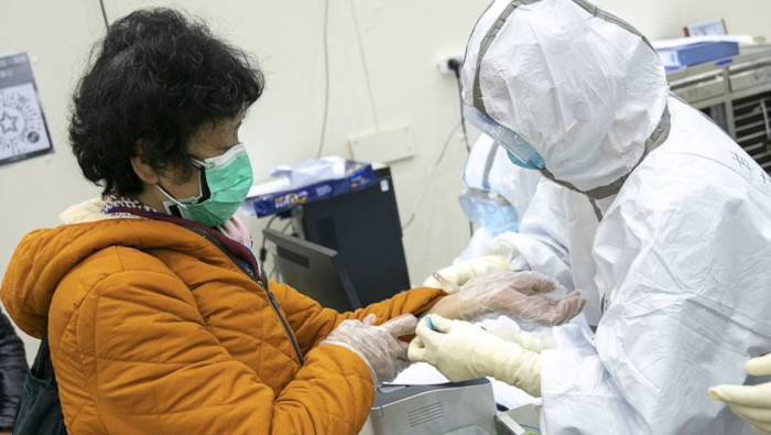 Una paciente recibe atención en un hospital temporal en Wuhan, China.