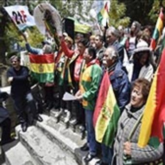 Miembros del movimiento 21-F celebran la decisión de la Corte Suprema Electoral de Bolivia que descalificó al ex presidente Evo Morales como candidato al Senado.