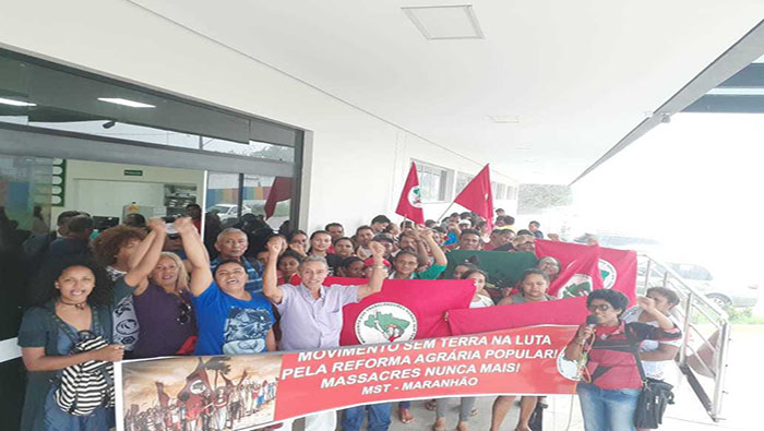 En protestas pacíficas realizadas por mujeres en la sede del Ministerio de Agricultura de Brasil, mujeres del Movimiento Sin Tierra (MST) arrojaron pintura roja