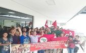 En protestas pacíficas realizadas por mujeres en la sede del Ministerio de Agricultura de Brasil, mujeres del Movimiento Sin Tierra (MST) arrojaron pintura roja 