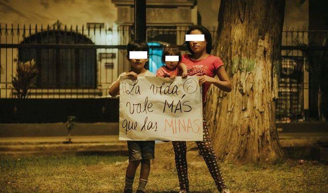 Familiares de niños contaminados con plomo son reprimidos por la policía en el frontis del ministerio de salud en Perú.