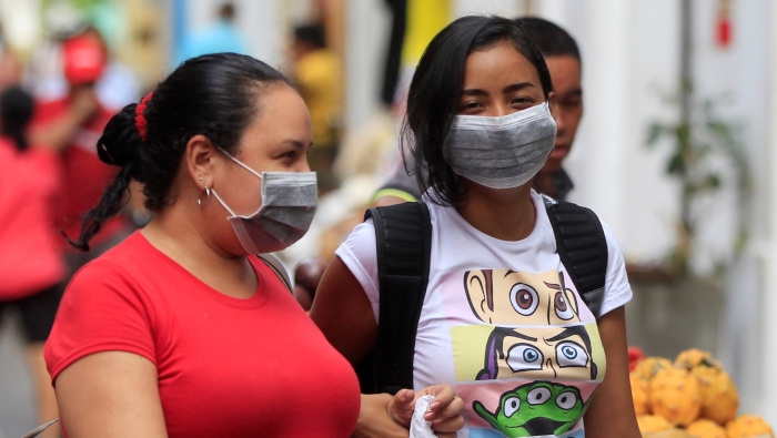 Dos mujeres utilizan tapabocas como medida contra el coronavirus, en Cartagena de Indias, Colombia.