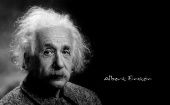 En 1907, Einstein trabajó en su hipótesis sobre la física del movimiento de los cuerpos en ausencia de fuerzas gravitatorias.