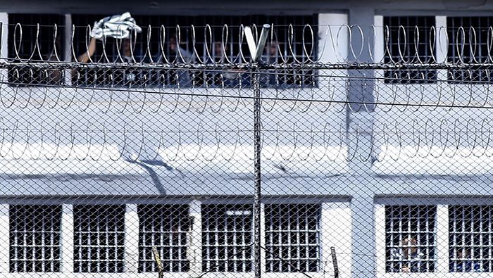 De acuerdo a testigos y familiares de los presos al interior de La Modelo se presentó un uso desproporcionado de la fuerza por parte de los agentes de seguridad.