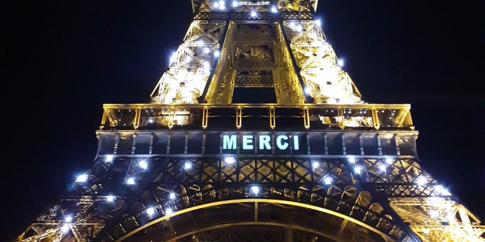 Con un mensaje en la Torre Eiffel, Francia agradece a quienes luchan contra el coronavirus SARS-CoV-2, causante de la Covid-19.