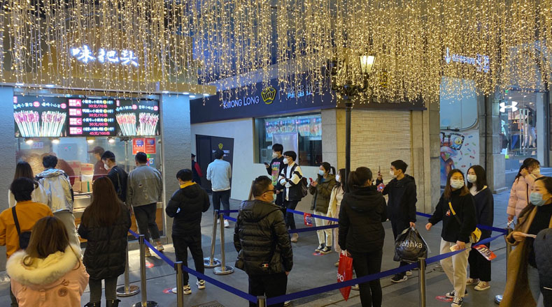 Las puertas de los negocios en Wuhan comenzaron a abrir sus puertas en el mes de marzo para reactivar la dinámica comercial, y muchos ciudadanos chinos de Wuhan no perdieron tiempo para visitarlos.