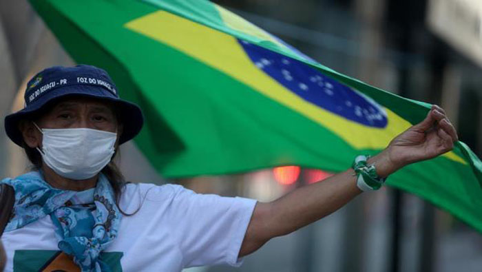 Según datos del Ministerio de Salud de Brasil, en 24 horas se registro un aumento de 3.058 personas confirmadas por Covid-19 y 204 decesos.