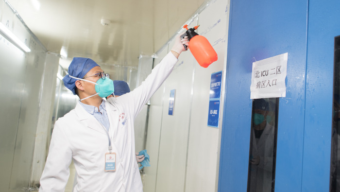 Trabajadores médicos realizan una desinfección en el Hospital Leishenshan (Montaña del Dios del Trueno) en Wuhan, capital de la provincia de Hubei.