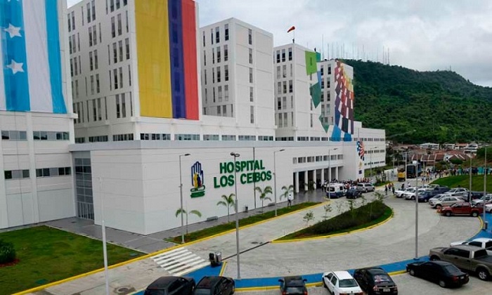El hospital de Los Ceibos en la ciudad de Guayaquil fue uno de los puntos del operativo ordenado por la Fiscalía General.