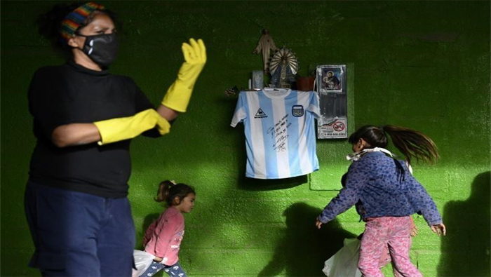 El ídolo del fútbol argentino promueve donación de alimentos para familias de escasos recursos de la provincia de Buenos Aires en Argentina.