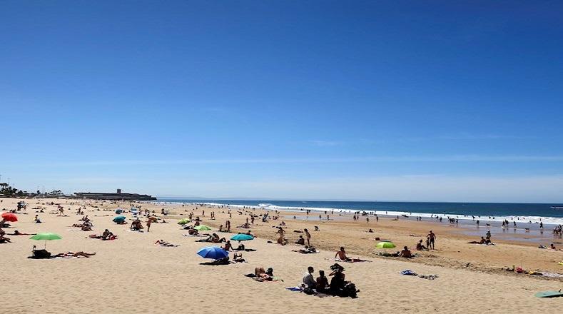 Las playas de Portugal reciben a cientos de personas desde el 24 de mayo, aunque el Gobierno ha programado la apertura de la temporada de baño para el 6 de junio, las personas pueden bañarse siempre que respeten las distancias. 