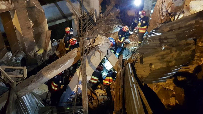 Cerca de 39 efectivos y 13 vehículos especializados del Cuerpo de Bomberos de Quito atendieron el derrumbe de la edificación.
