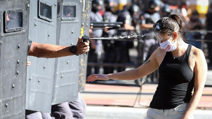 Las fuerzas policiales han empleado métodos y técnicas antidisturbios contra manifestantes pacíficos y desarmados, según denuncian los participantes en las protestas.