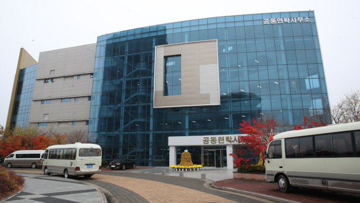 En la imagen de archivo, autobuses se estacionan frente a la oficina de enlace intercoreana en Kaeosong.