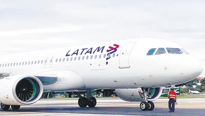 La aerolínea chilena Latam deja de operar dentro de Argentina a causa del impacto de la Covid-19.