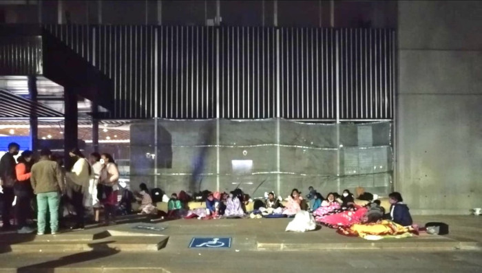 Indígenas desplazados por la violencia han tenido que dormir con sus niños en las calles de Bogotá.