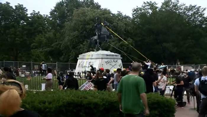 Los manifestantes escribieron con spray negro la palabra asesino y arrojaron cuerdas alrededor de la estatua de Andrew Jackson.