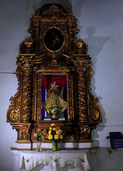 En la iglesia local, como en toda Cuba, es adorada la imagen de la Virgen de la Caridad.