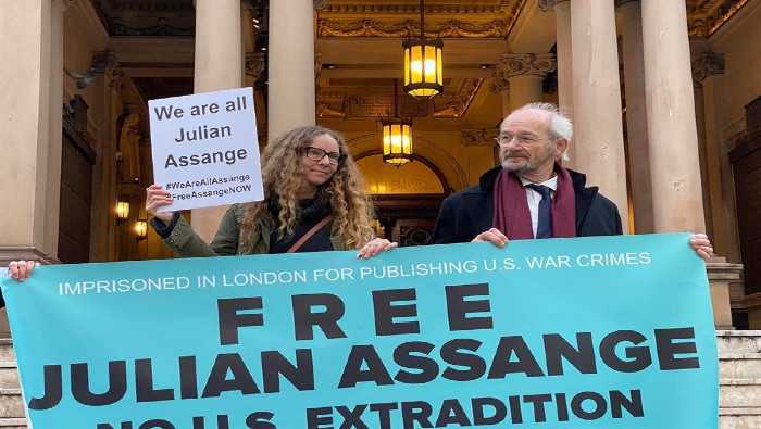 El padre de Assange hará todo lo posible para volver al Reino Unido a principios de agosto con el fin de apoyar a su hijo durante el juicio de extradición.