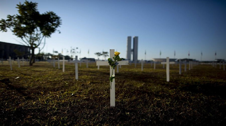 El homenaje a las víctimas de la Covid-19 se realizó en la Explanada de los Ministerios de Brasil. Los edificios de esta zona de Brasilia fueron proyectados por el arquitecto Oscar Niemeyer y la vía por el urbanista Lúcio Costa.