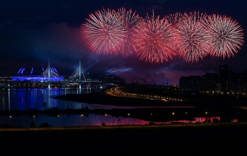 La noche de la antigua Leningrado se llena de fuegos artificiales como parte de la celebración.