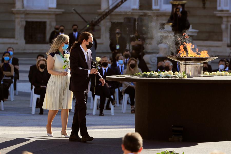 Un pebetero en el centro de un patio interior del Palacio Real fue encendido en homenaje a las víctimas de la Covid-19.