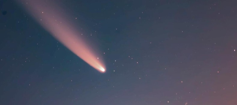Los cometas resultan especialmente espectaculares con su cola de fuego visible en la noche.
