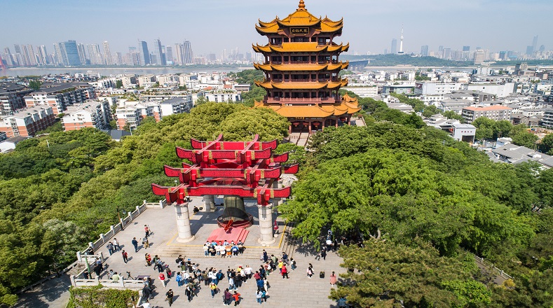En la provincia de Hubei, China, la Torre de la Grulla Amarilla, o Huanghelou, reabrió al turismo y se ha convertido en un lugar emblemático en Wuhan.