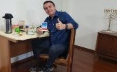 A través de su cuenta de Twitter, Bolsonaro compartió una imagen donde aparece sosteniendo su resultado, con el pulgar el alto. 