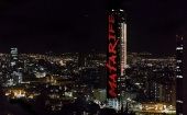 En protesta por el hackeo de la cuenta de @matarifeco  la Torre Colpatria se ilumina en apoyo a la serie "Matarife".