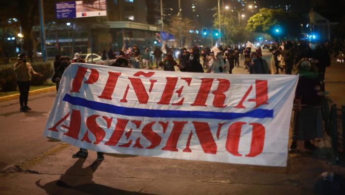 En Santiago unas 50 personas concentradas en Plaza Ñuñoa portaban pancartas que exigían la renuncia del presidente.