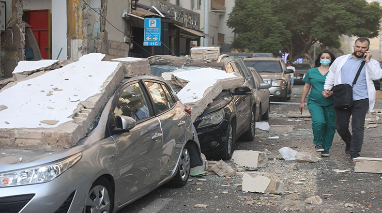 Automóviles, edificios y las calles de Beirut fueron afectadas por la explosión que se extendió por toda la ciudad. El presidente de El Líbano dijo que es impresionante almacenar una gran cantidad de nitrato de amonio de forma insegura.