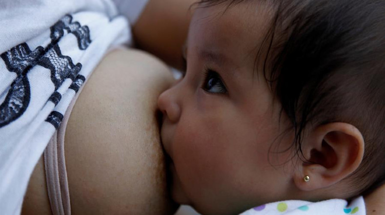 La lactancia materna es, según la OMS y la Unicef, la fuente de alimentación ideal para el correcto desarrollo y crecimiento de los niños. Se recomienda prolongarla, al menos, durante los primeros seis meses de vida.