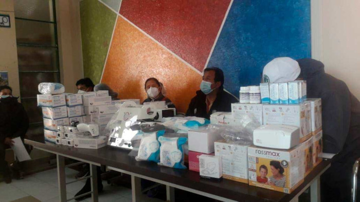 Los profesores del norte de Potosí entregaron respiradores a los hospitales San Luis en el municipio de Sacaca,