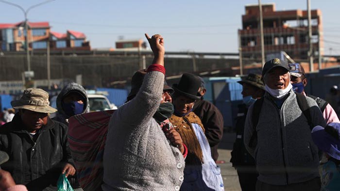 Varios manifestantes desplegados en las ciudades de El Alto, Cochabamba y La Paz, han denunciado en medios locales los golpes y gasificación que reciben por parte de las autoridades.