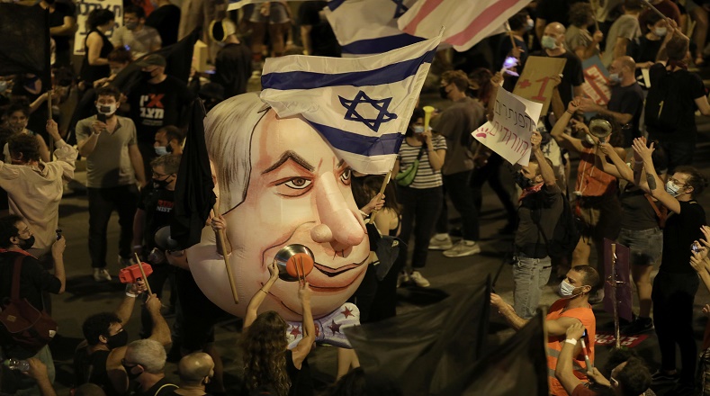 Al grito de “Cualquiera menos Bibi” (nombre por el cual se conoce en Israel a Netanyahu la juventud ha tomado las calles de Jerusalem.  Inclusive las prostestas llegaron cerca de la casa de Netanyahu