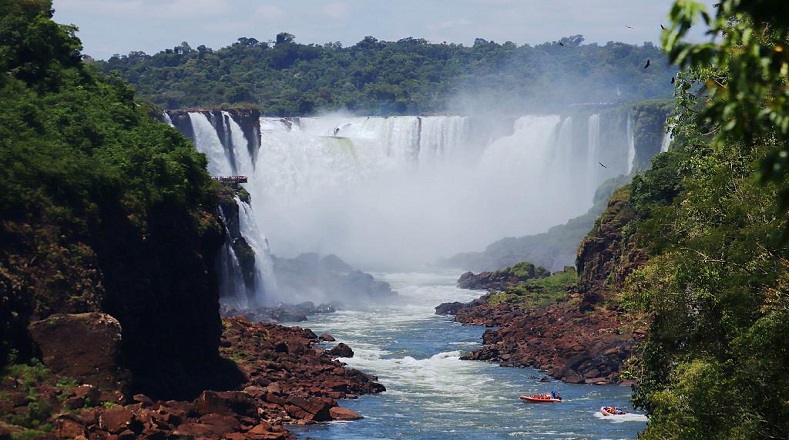 En ambos países están consideradas áreas protegidas y se encuentran enclavadas en parques nacionales. Su nombre, Iguazú, proviene de la lengua guaraní que significa “agua grande”. 