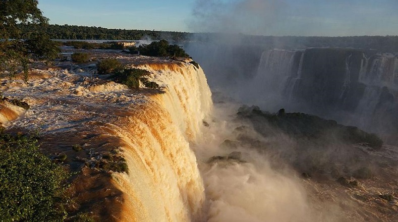 El sitio fue reconocido en 2011 como una de las siete maravillas del mundo y en 1984 el Parque Nacional Iguazú, en Argentina, fue declarado Patrimonio de la Humanidad por la Unesco.