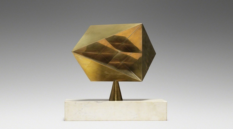 Se considera al ruso Vladimir Tatlin (1885-1953) el primer creador en completar una escultura móvil. El suizo Max Bill (1908-1994) entendió la creación de movimiento desde una perspectiva matemática, como es visible en su obra Construction with Suspended Cube. 